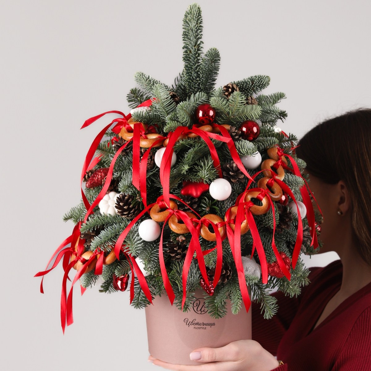 Елка из голубой ели в русском стиле